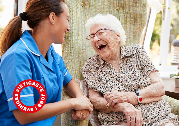 Äldre kvinna och sköterska sitter och skrattar tillsammans samt texten "Sveriges viktigaste jobb!".
