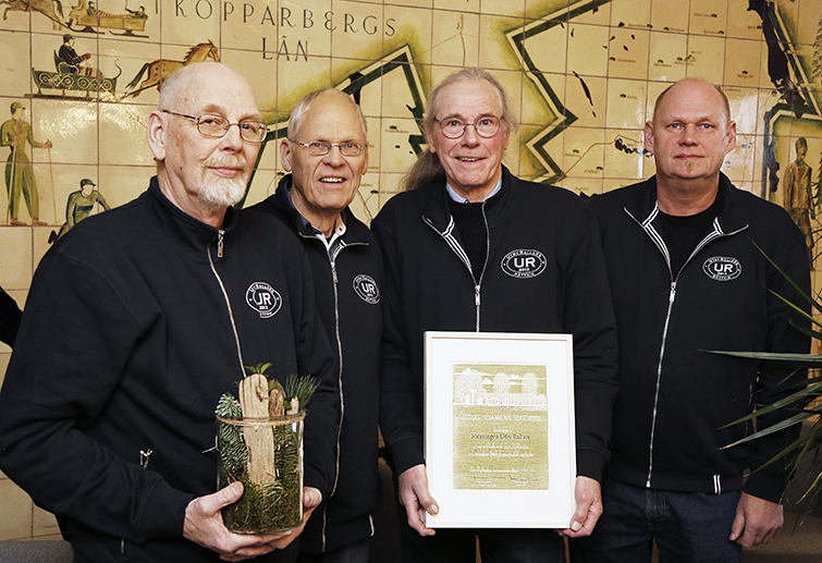 Rune Blyberg, Lars Lindh, Bertil Bellander och Anders Palm står inomhus med diplom och priser.