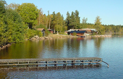 Badbryggan och båthusen ligger i östra Born, vid sjön Ljugaren.