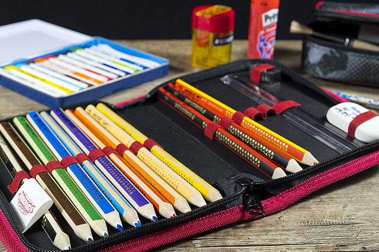 Pennfodral med olika typer av pennor.