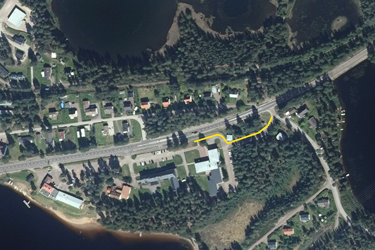 Flygbild med markering som visar var trottoaren i Furudal kommer att byggas om.