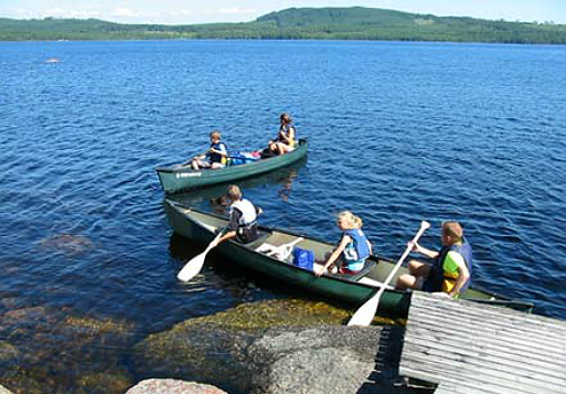Familj lägger ut i Siljan med sina kanoter.