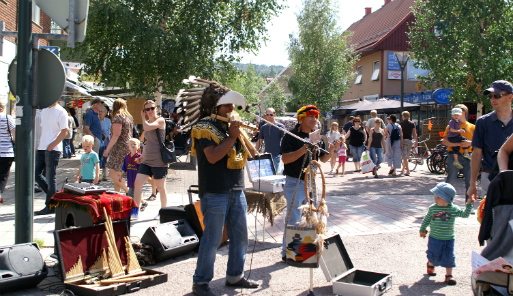Artister med indianutstyrsel uppträder på Storgatan.