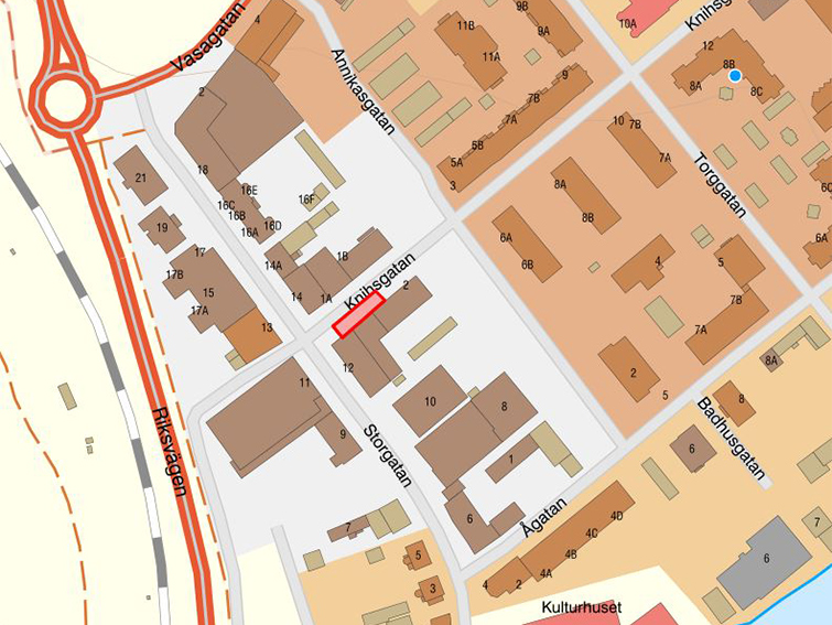 Karta med markering av vilken trottoar som stängs av mellan Knihsgatan och Storgatan.