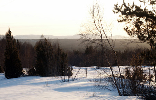Vintervy med snö och solsken. I bakgrunden syns bergen vid Sollerön och Mors.