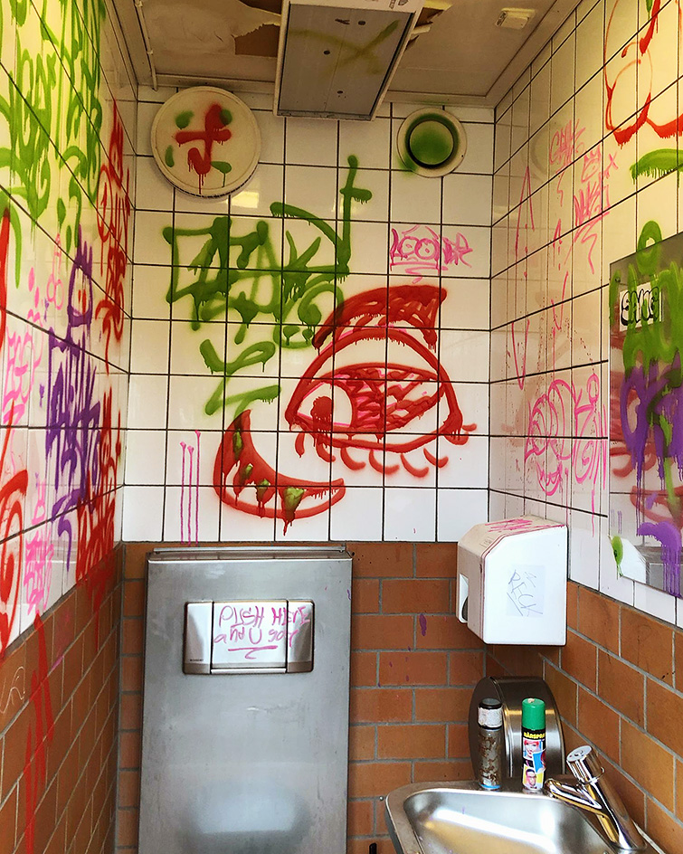 Skadegörelse på kommunens allmänna toalett.