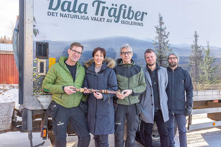 Gruppbild från företagsstafettens besök hos Dala Träfiberisolering AB.