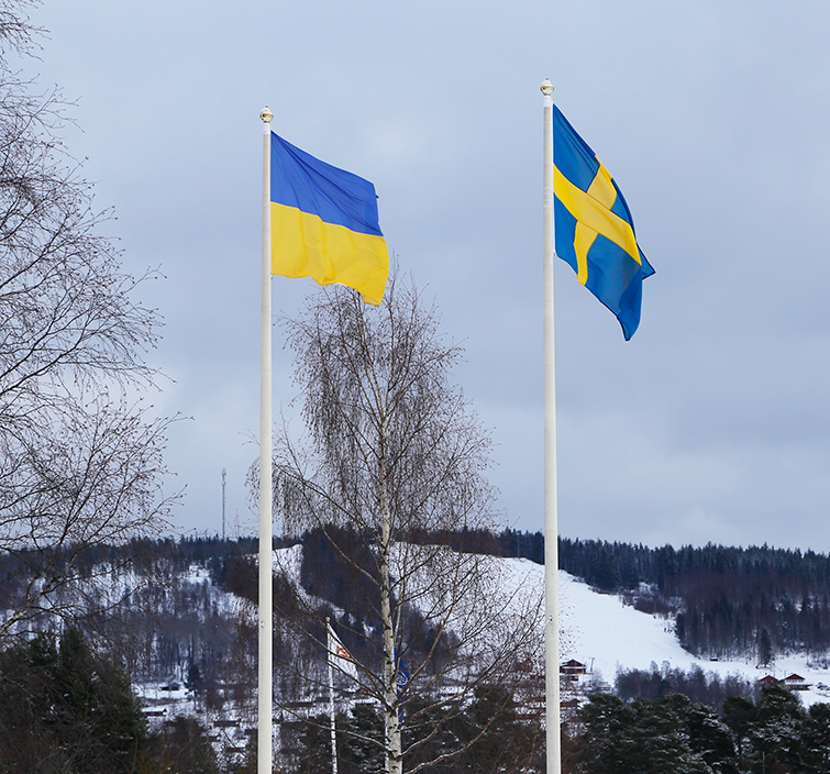 Ukrainska och Svenska flagga vajar intill varandra i Rättviks samhälle.