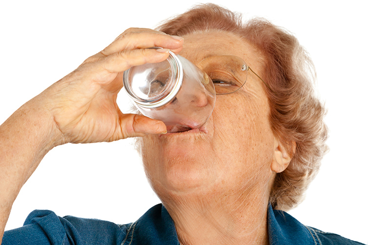 Äldre kvinna som dricker.