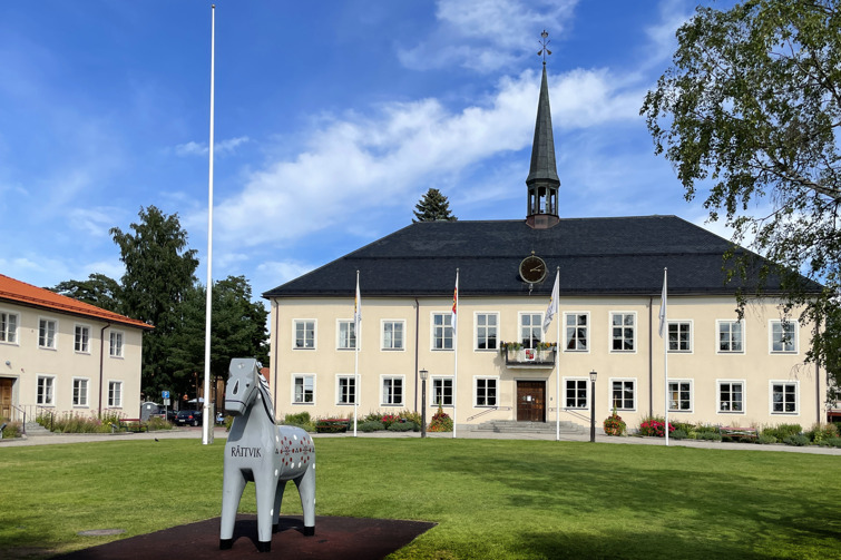 Kommunhuset i Rättvik med rättvikshästen i förgrunden.