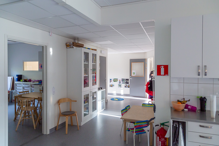 Ljusa lokaler med anpassad inredning för barn i Söderås förskola.
