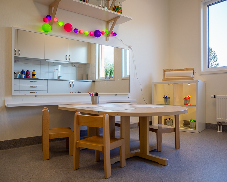 Bord, stolar och inredning som är anpassad för förskolan.