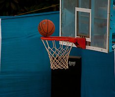 En basket korg i en sporthall.