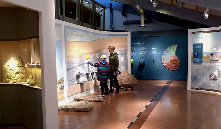 2 personer som befinner sig i Rättviks naturmuseum