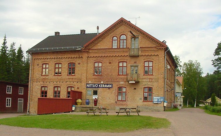 Nittsjö keramikfabrik, stor tegelröd byggnad.